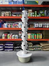 Turn aeroponic pe 9 niveluri pentru 36 de plante